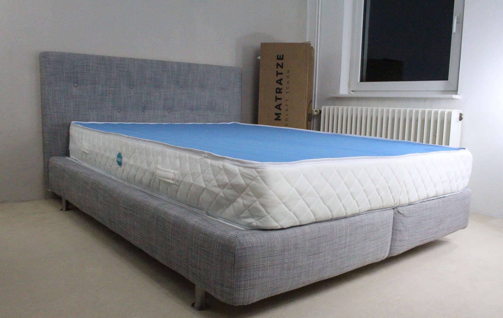 DIE MATRATZE von Weltbett auf unserem Bett von der Seite